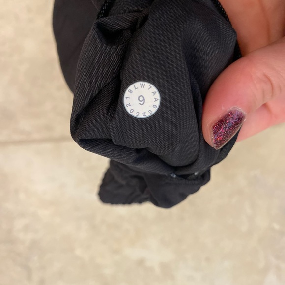 Lululemon Tracker V 4 shorts black size 6 - Picture 2 of 4